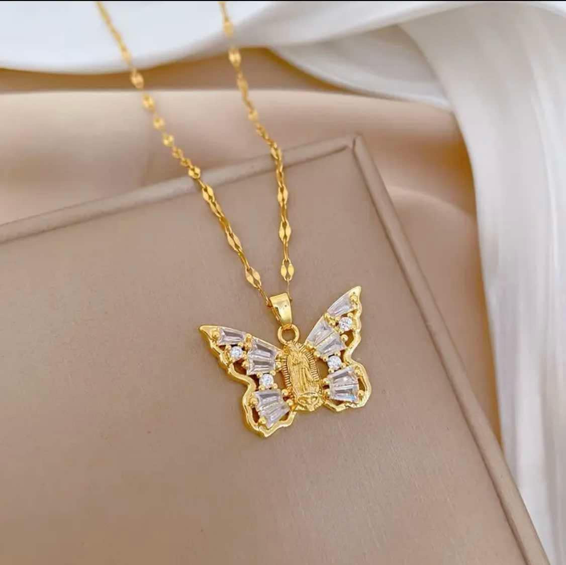 Collier pendentif papillon qui a pour centre une vierge en acier inoxydable avec Zirconia Scintillant pour Femme